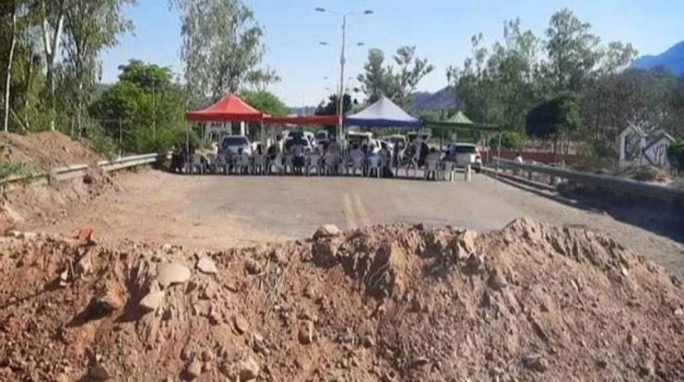 Cívicos y pobladores de Camiri bloquean ruta a Argentina 