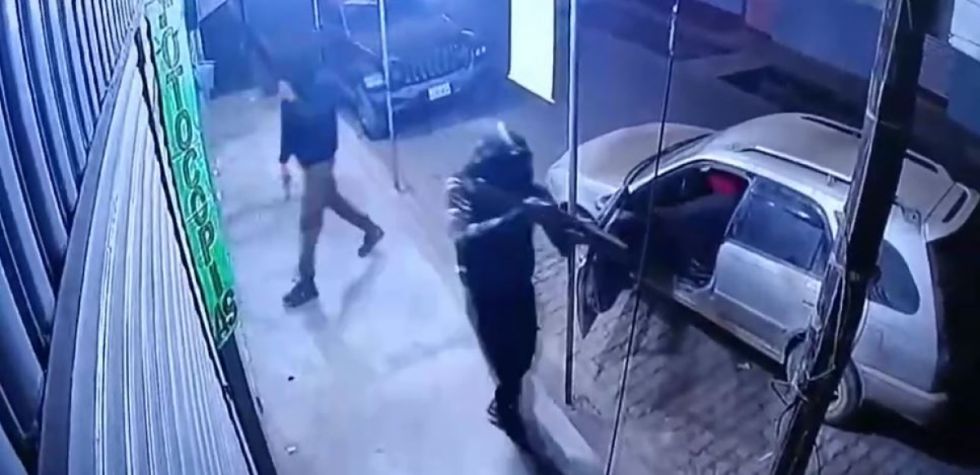 Video: Con armas largas y violencia extrema atracan un negocio de venta de oro en Mapiri