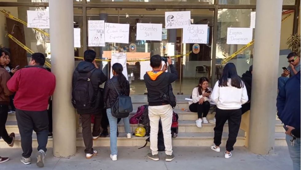 Estudiantes de Medicina de la UAJMS se movilizan exigiendo la designación de docentes
