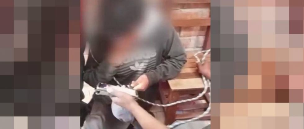 Padres capturan a un sujeto que tomaba fotografías afuera de un colegio; tenía material pornográfico en su celular
