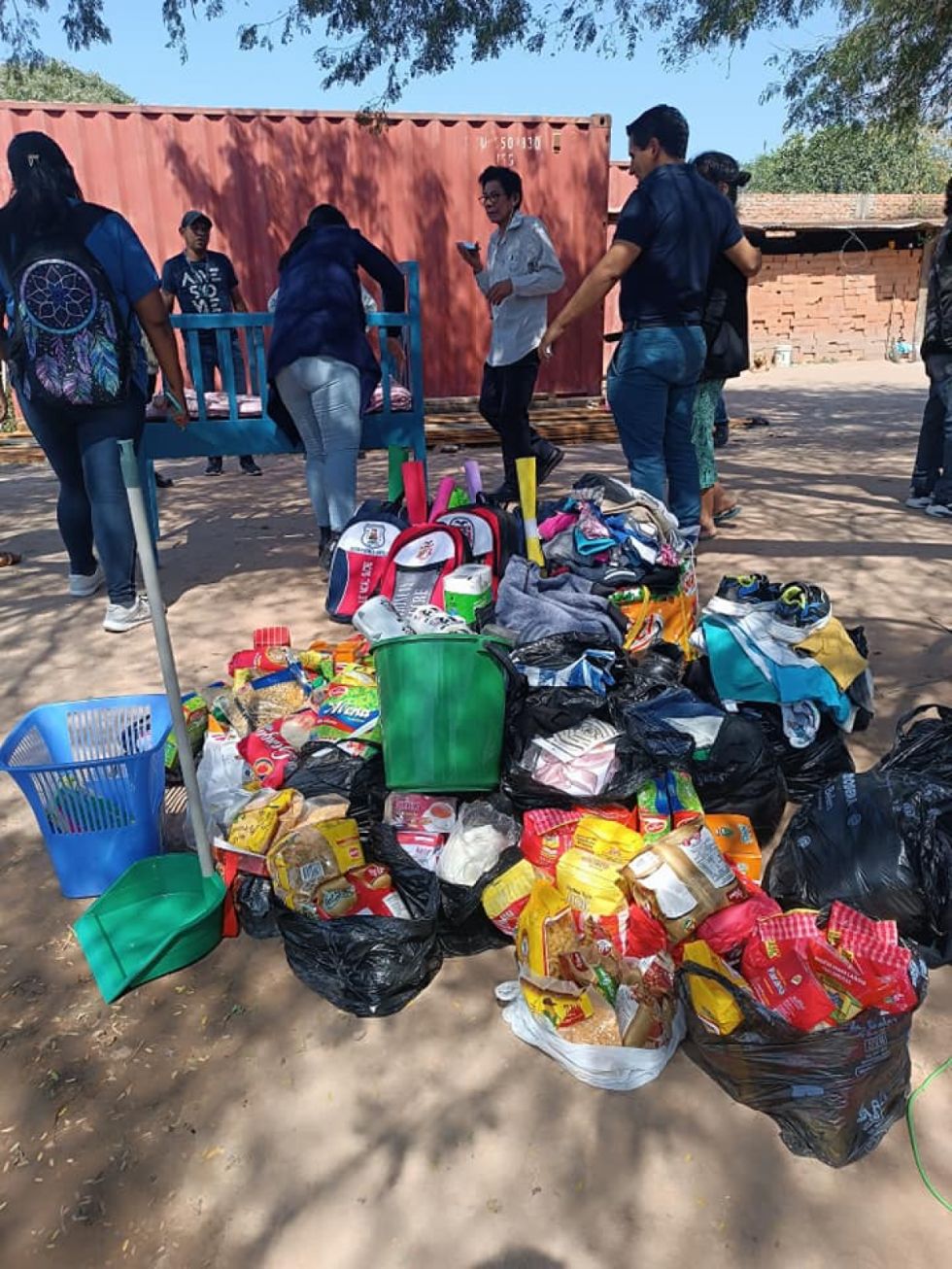 Entregan mochilas, útiles, ropa, alimentos, heladera y cuna a familia afectada por incendio en Yacuiba