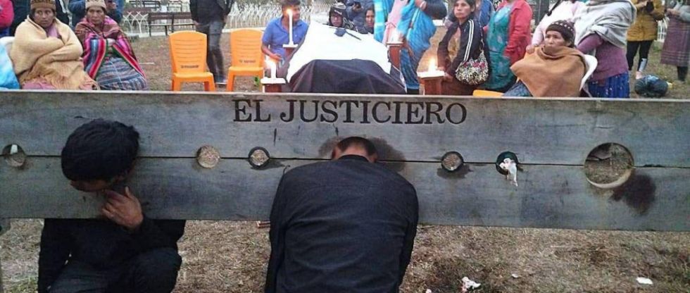 La Paz: Vecinos atrapan, golpean y amarran a un cepo a presuntos atracadores