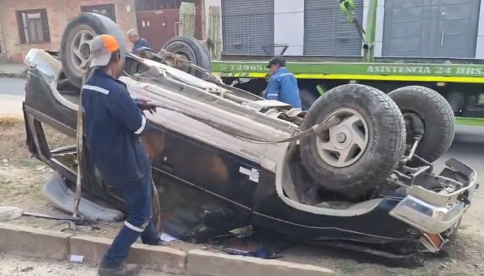 Un vehículo vuelca a causa de un bache, el conductor quedó herido 