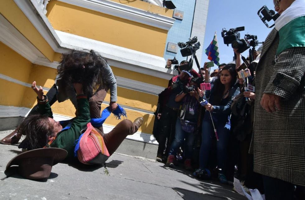 Bochornoso: Mujeres 'arcistas' y 'evistas' se pelean a puñetes y patadas frente a la ALP