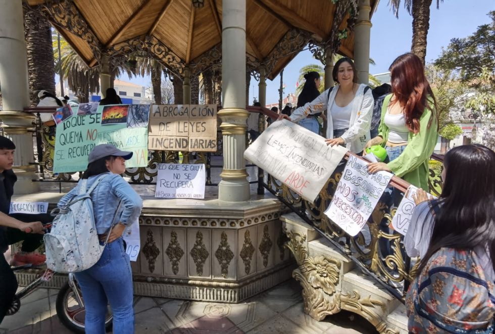 Jóvenes marchan en Tarija contra leyes que fomentan incendios forestales
