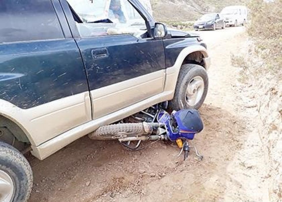 Conductor ebrio choca motocicleta en Tarija y la arrastra por varios metros