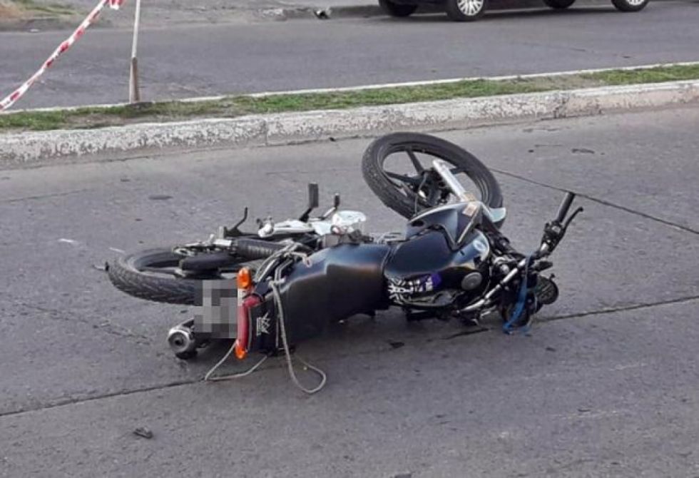 Policía en estado de ebriedad chocó contra una moto