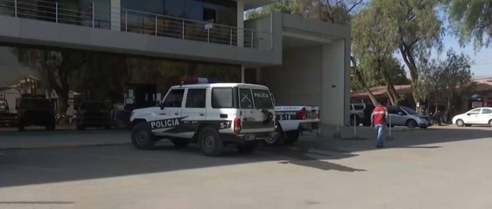 Un hombre se ganó la confianza de una adolescente que vendía jugos y luego la violó