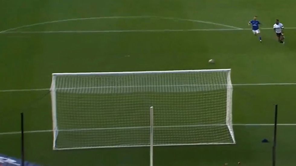 ¡Falló sin arquero! Insólito gol perdido en el ascenso inglés que da vuelta el mundo