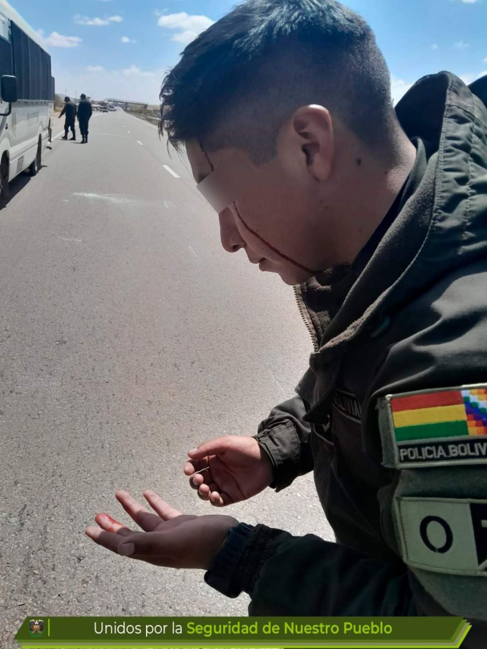 Del Castillo reportó tres policías heridos y dijo que "Evo pasó de víctima de un golpe a ser un golpista confeso"