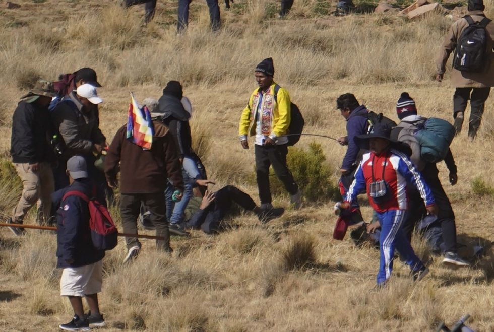 Reportan que dos parlamentarios afines a Evo fueron heridos en Vila Vila