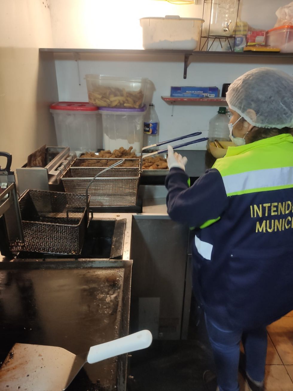 (Videos) Hallan cucarachas y mala higiene en cuatro locales de comida en Tarija