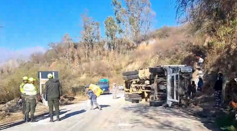 Vuelca camión cargado de harina tras persecución en Tarija