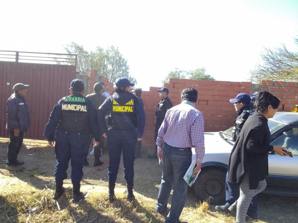 La DOT derrumba obra clandestina que invadía un área verde 