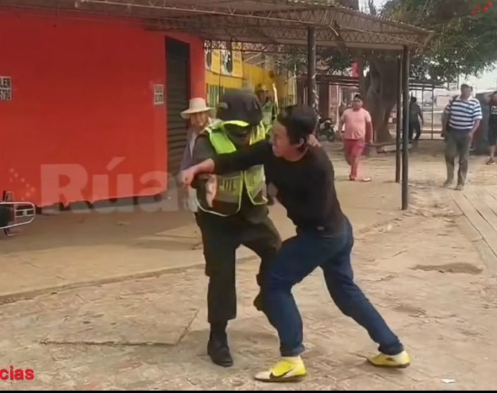 Motociclista se agarró a golpes con un policía, no tenía sus documentos en orden 