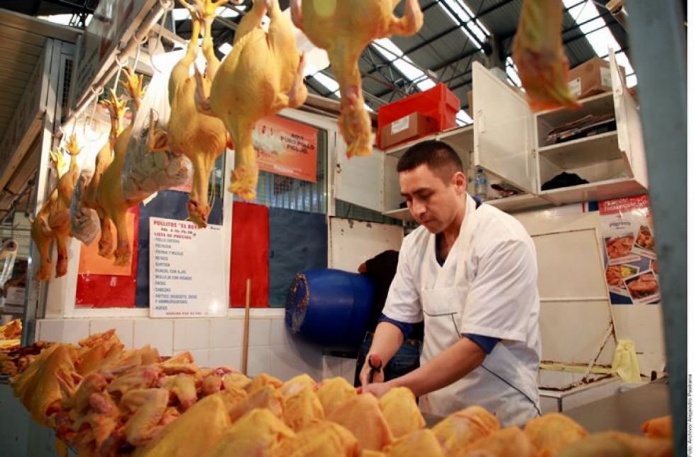 Avicultores mantienen precio del pollo, pero en los mercados sube a Bs 17