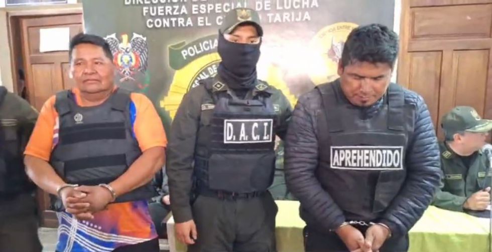 Presentan a dos antisociales que se hacían pasar por policías para robar en carreteras de Tarija