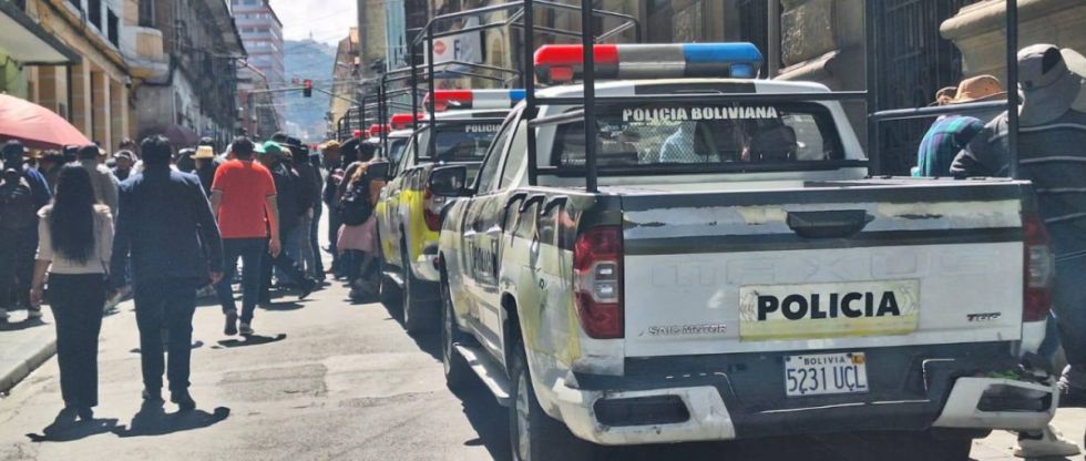 Refuerzan con vallas metálicas y policías los alrededores de la plaza Murillo ante la llegada de la marcha evista a La Paz