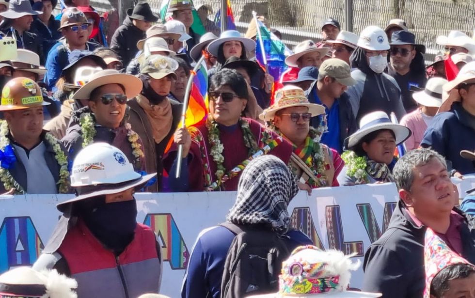 La marcha evista ya está en La Paz e instala un cabildo, a la cabeza del jefe del MAS