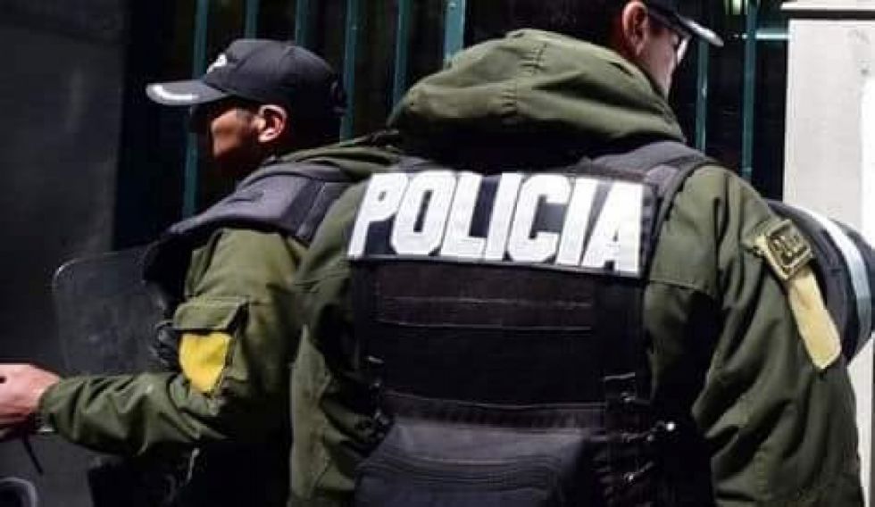 Investigan a tres policías por cobros indebidos