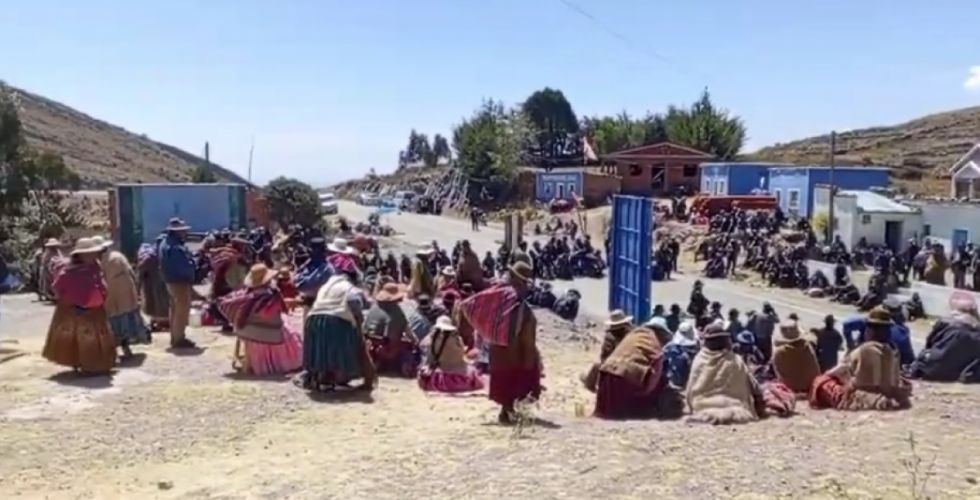 Facción de campesinos afín a Evo levanta bloqueos a Copacabana e instruye marcha hasta el centro de La Paz