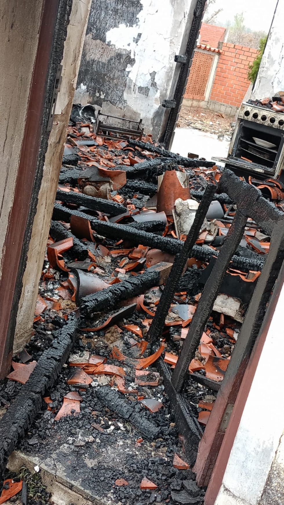 Incendio en Pampa Redonda deja a familia sin hogar y sin pertenencias