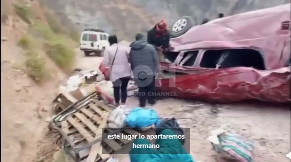 Minibús vuelca en una ruta rural de La Paz, hay  seis fallecidos