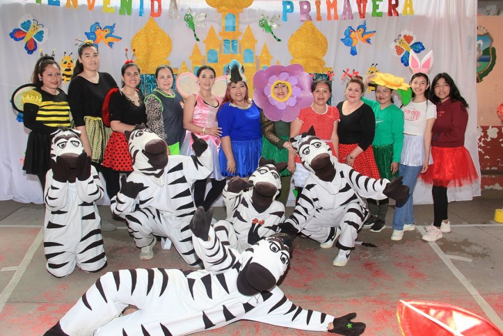 El plantel docente administrativo del kínder Elva de Dunn recibe la primavera