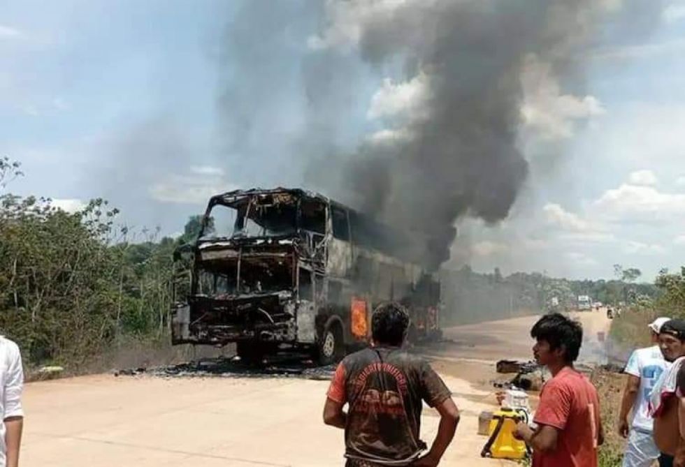 Un bus sufrió una explosión mientras recorría una carretera de Pando