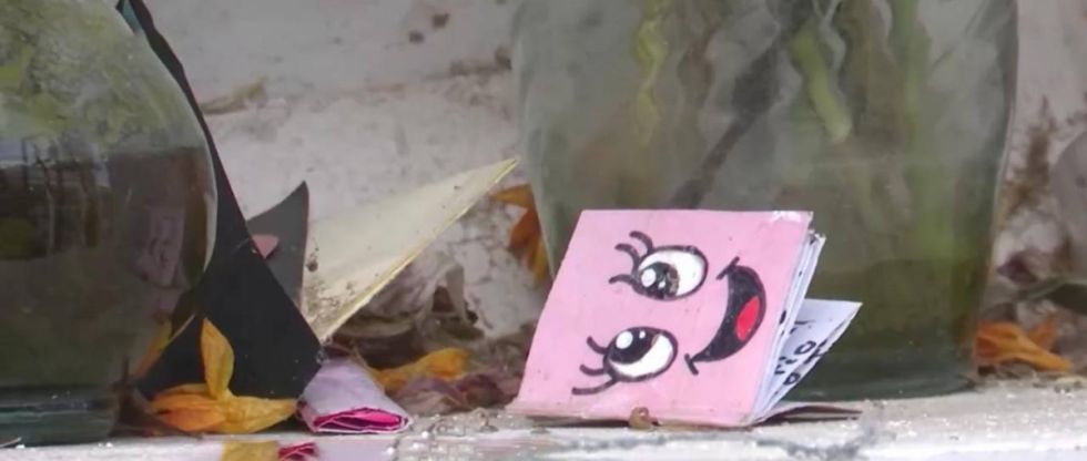 Una carta dejada en la tumba de su madre revela caso de abuso y maltrato en contra de dos niñas