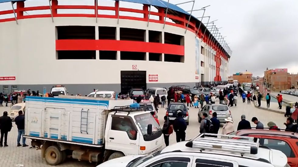 Bolivia-Colombia: Con extensas filas que están desde anoche, inicia la venta de entradas físicas
