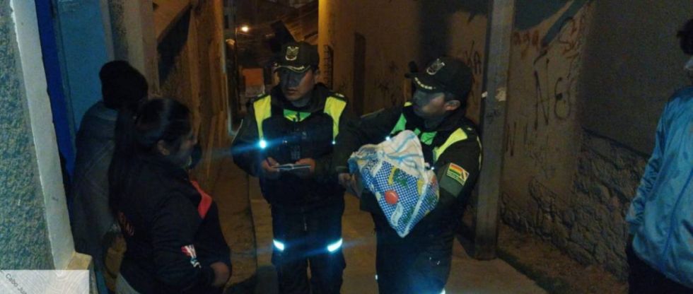 Una bebé de dos días de nacida fue abandonada en una jardinera en La Paz