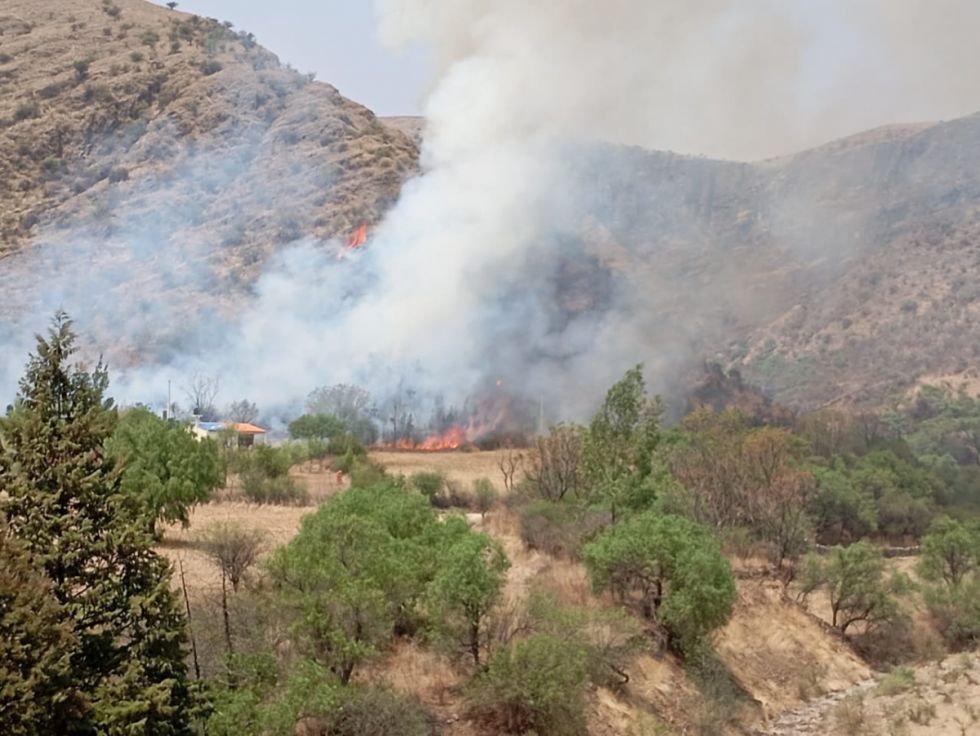 Incendio amenaza los Chorros de Jurina, sitio turístico de Tarija