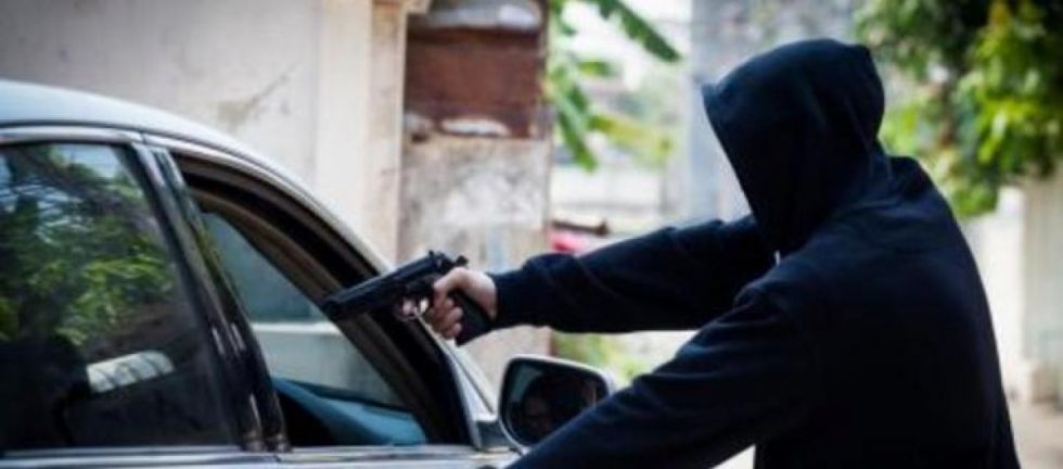 Apuntan a un presunto policía por el robo a un comerciante 