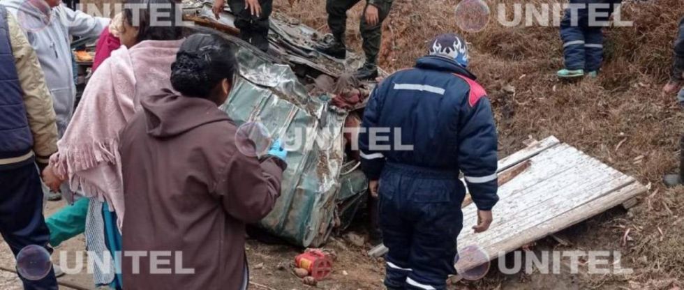 Choque entre camión y minibús en la carretera Cochabamba - Santa Cruz dejó tres muertos