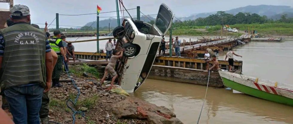 La Paz: Un vehículo cayó al río, la familia completa falleció ahogada 