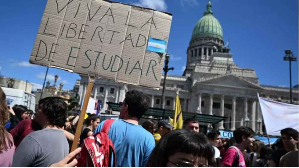 En Argentina protestan contra veto de Milei