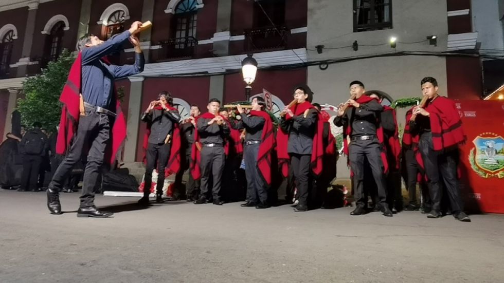 Limberth Cruz dirige la Orquesta de Instrumentos Nativos de Potosí
