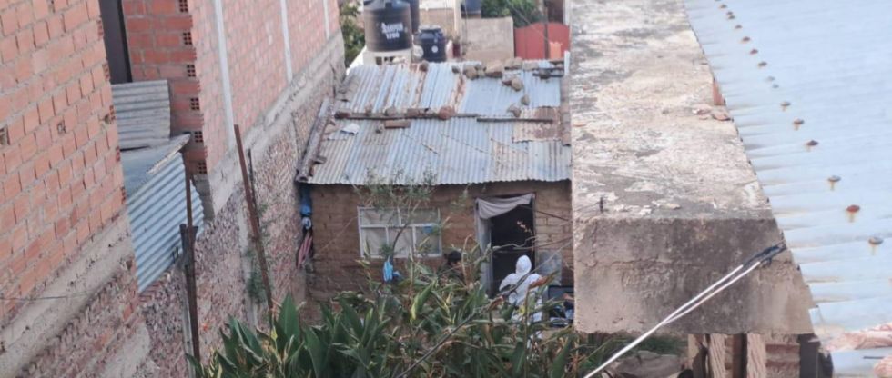 Mujer muere degollada y el principal sospechoso del crimen estaba escondido en otra vivienda