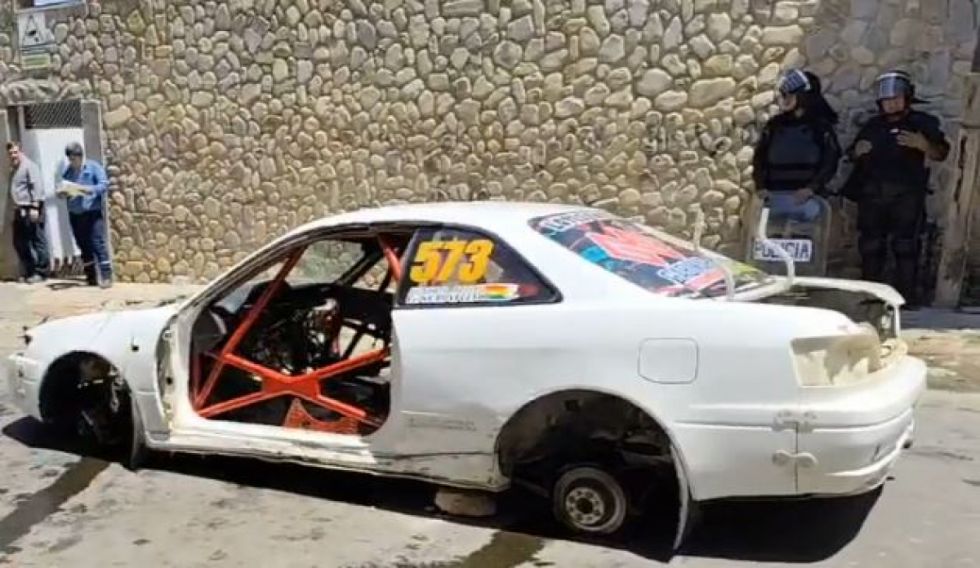 Desmantelan vehículo frente a la Aduana de Tarija antes de su incautación