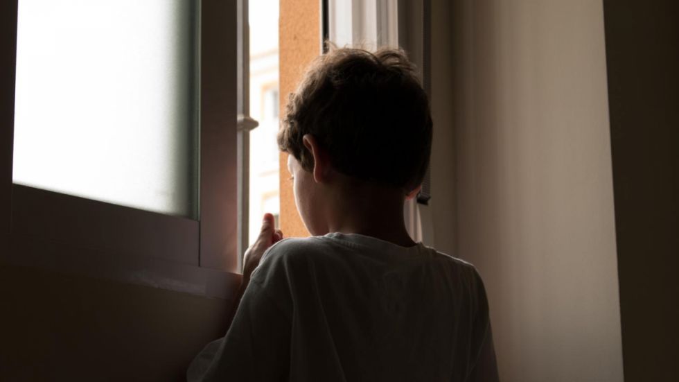 Buscan apoyo psicológico para niño que vio a su padre degollar a su pareja  