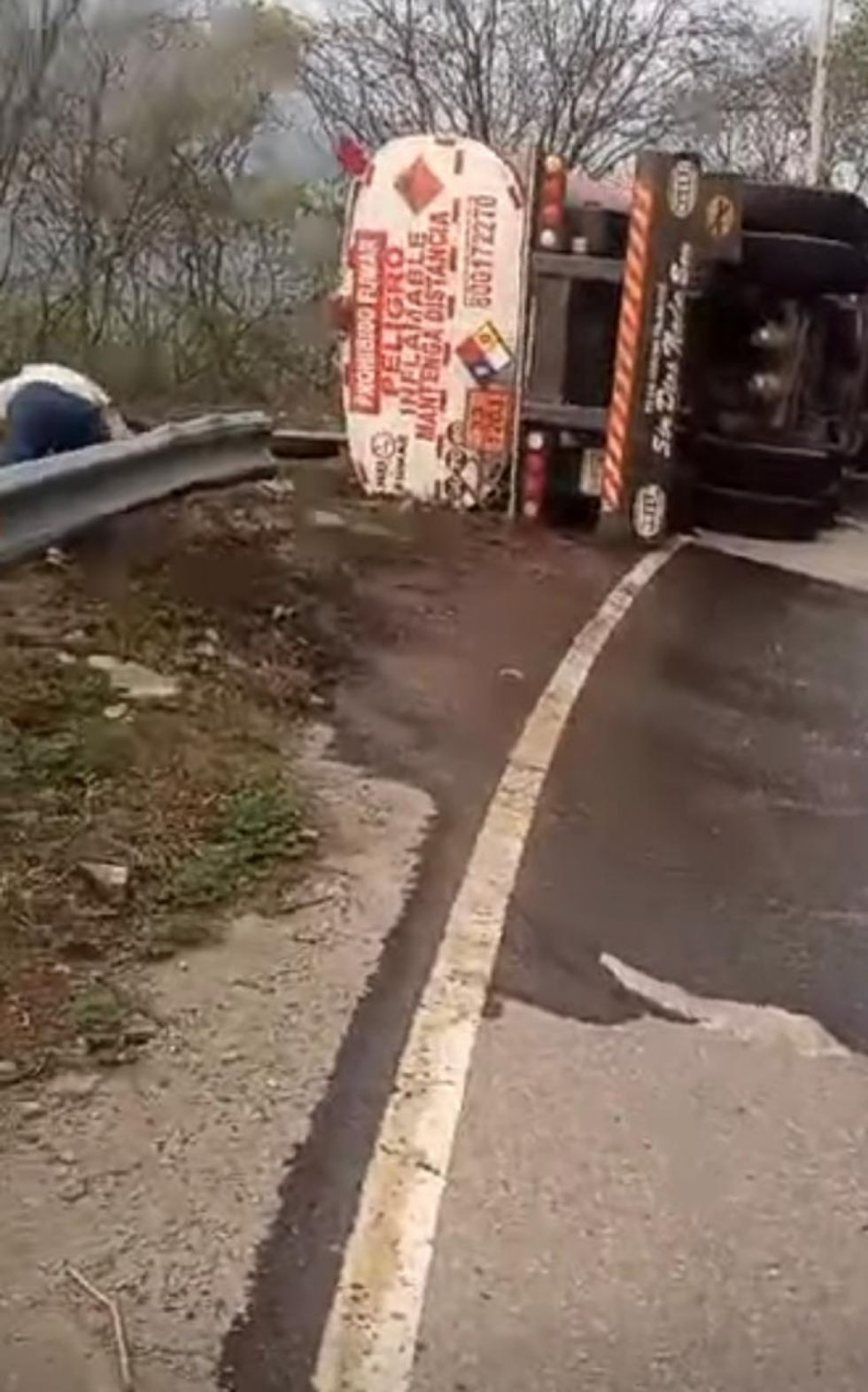 (Video) “Está botando gasolina”: Camión cisterna cargado de combustible volcó en ruta a los Valles cruceños