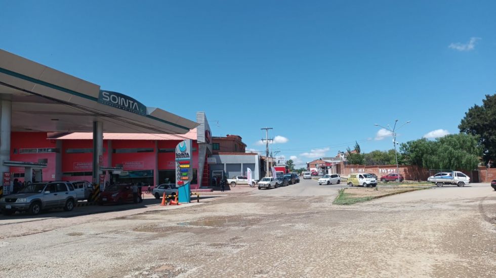 Vuelven las largas filas en surtidores del eje central, en Tarija la situación es menor