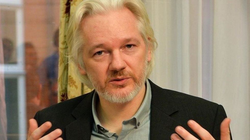 Padre de Assange agradece a Putin