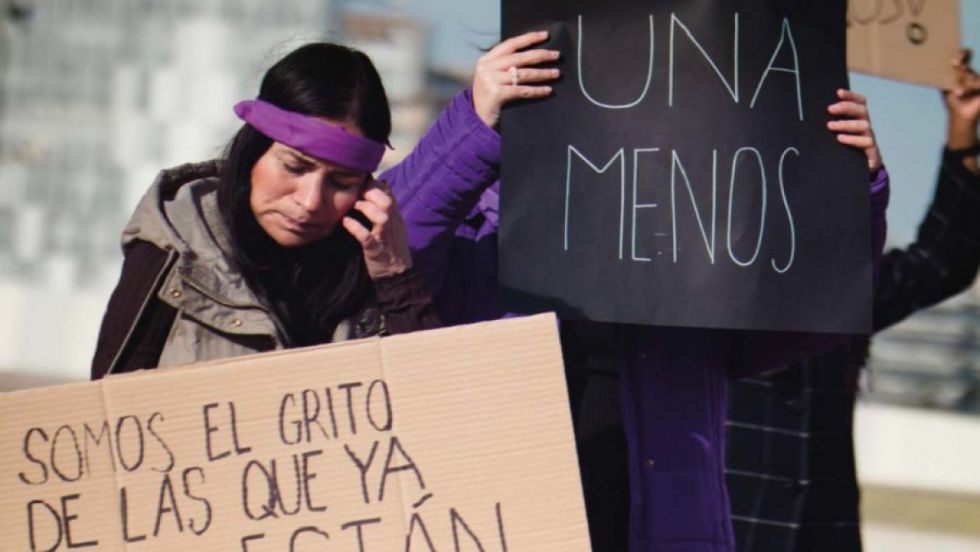 Mujer de 23 años es asesinada con 61 puñaladas por su pareja en La Paz