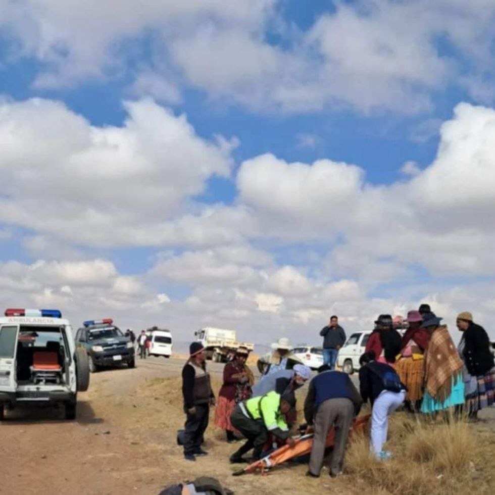 Cuatro muertos y seis heridos tras el vuelco de un vehículo en la ruta El Alto - Desaguadero