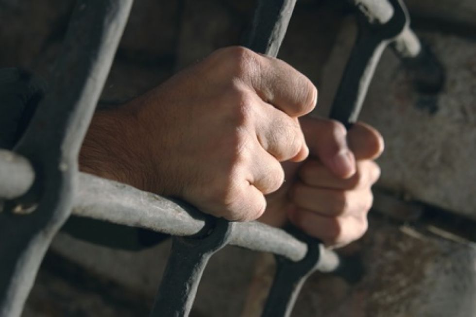 Encarcelan a policía denunciado por violación
