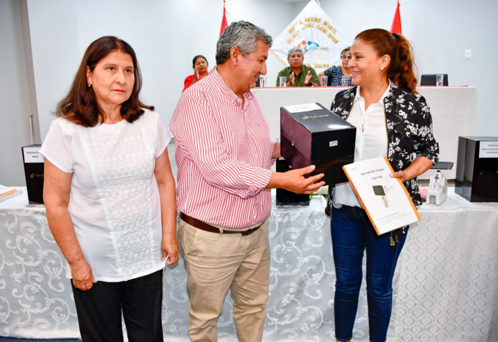 Tarija recibe doce colposcopios para detectar cáncer