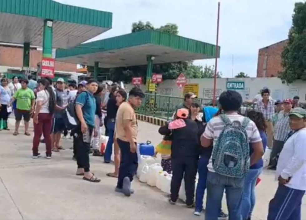 (Video) Reportan largas filas en estaciones de servicio de Bermejo por escasez de diésel y gasolina 