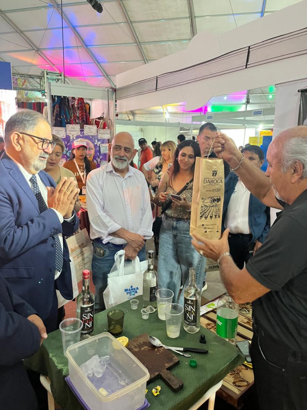 Raúl Jorge pasa la prueba y recibe un Singani Daroca Premium doble destilado